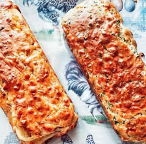Cake au lardon et cake au cantal et noisettes