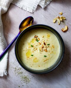 Crème de céleri aux pommes et noix de cajou torréfies