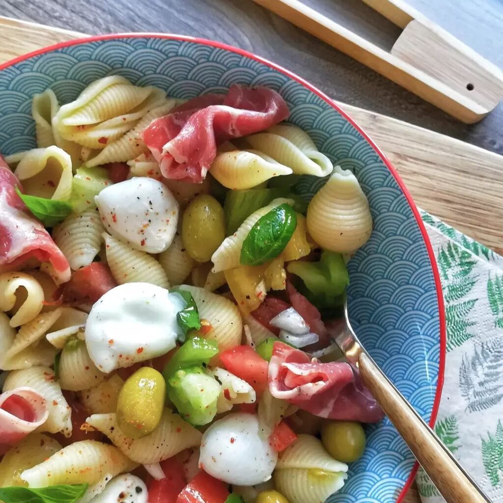 Salade de pâtes à la mozzarella et aux tomates