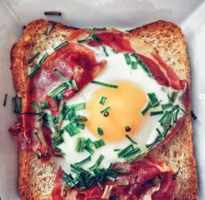 Toast oeuf pancetta