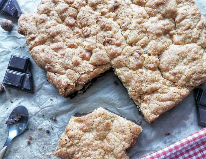 Cookie géant façon brownie au chocolat blanc Cookie géant façon brownie au chocolat blanc