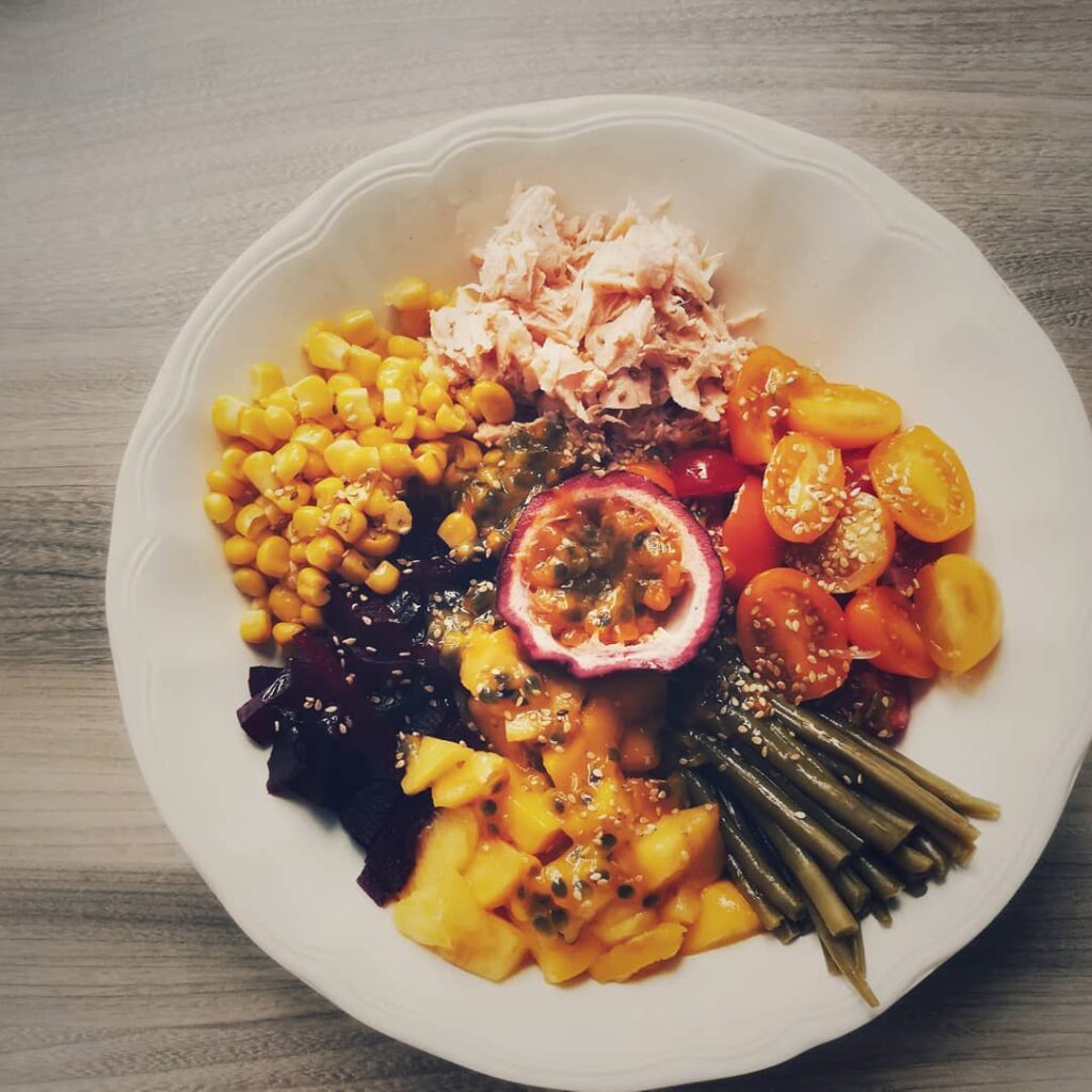 Poke bowl au saumon et aux fruits de la passion