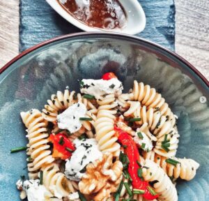 Fusilli aux poivrons rôtis et chèvre frais en salade Fusilli aux poivrons rôtis et chèvre frais en salade