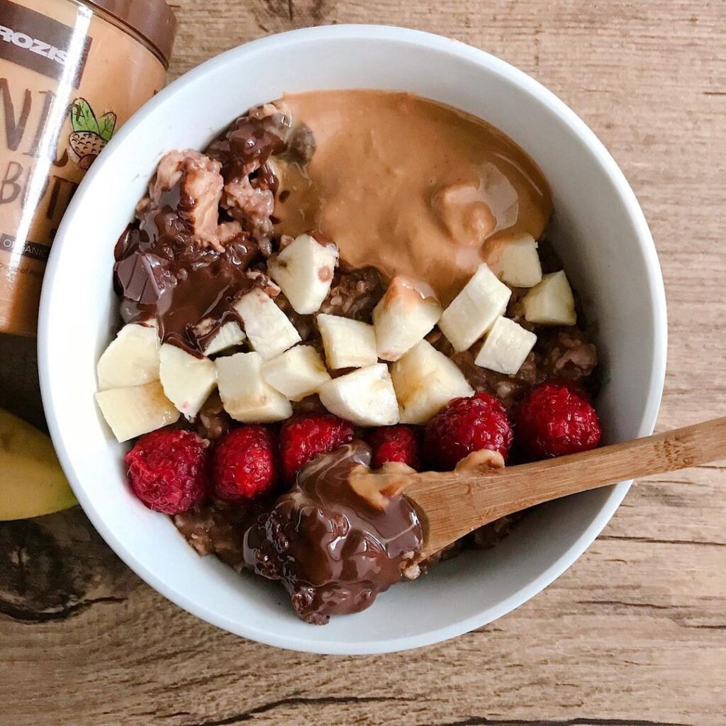 Porridge aux bananes et au beurre de cacahuètes