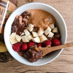Porridge aux bananes et au beurre de cacahuètes