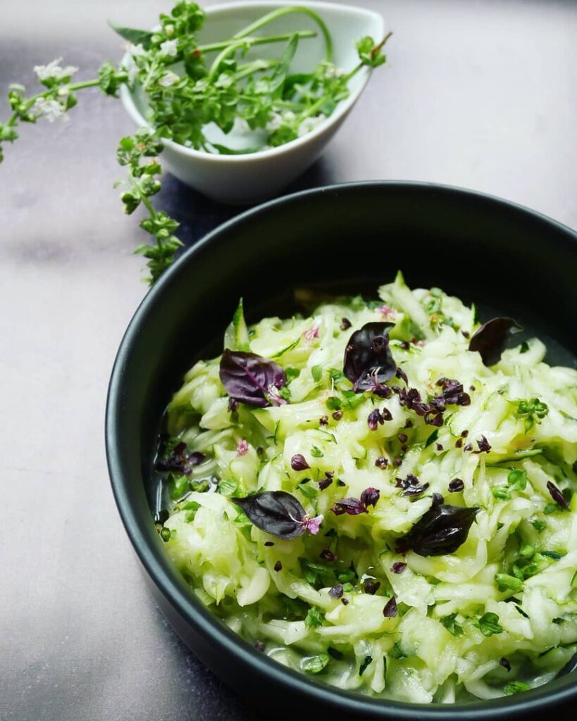 Courgettes râpées au basilic pourpre