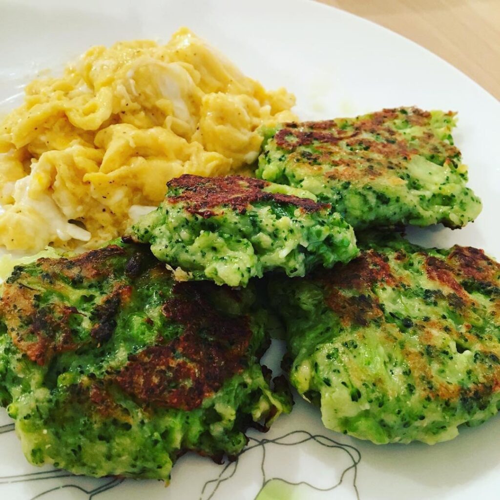 Œufs brouillés – galettes brocolis parmesan