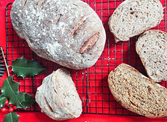 Pain de campagne aux fruits secs et aux noix