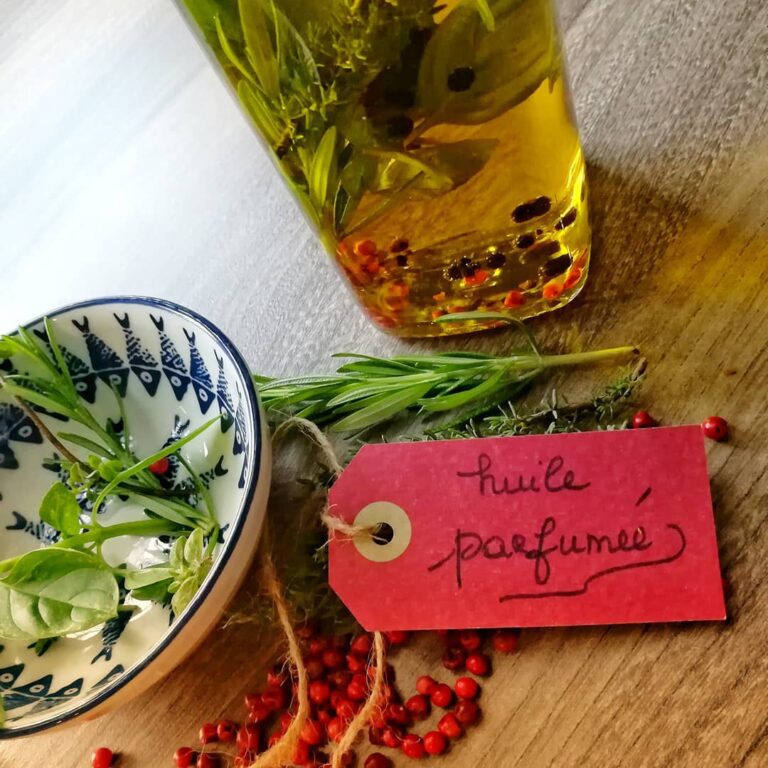 Huile parfumée pour grillades, pizzas, tartes estivales ou salades de pâtes Huile parfumée pour grillades, pizzas, tartes estivales ou salades de pâtes
