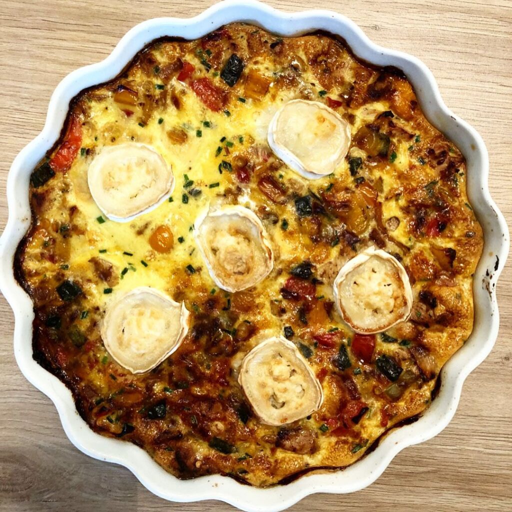 Tarte à la dinde et aux légumes avec du fromage de chèvre