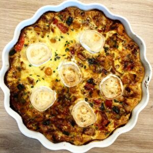 Tarte à la dinde et aux légumes avec du fromage de chèvre