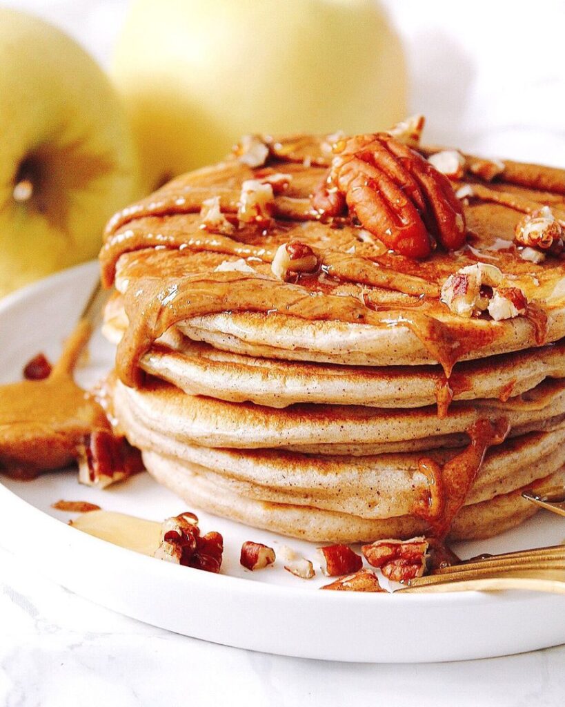 Pancakes aux pommes et à la cannelle