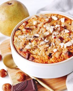 Porridge au four poire, chocolat et noisettes Porridge au four poire, chocolat et noisettes