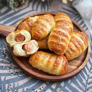 Pains briochés aux saucisses Pains briochés aux saucisses