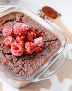 Porridge au four chocolaté aux framboises