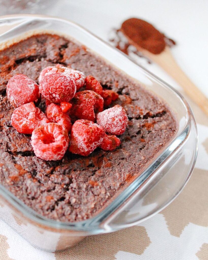 Porridge au four chocolaté aux framboises