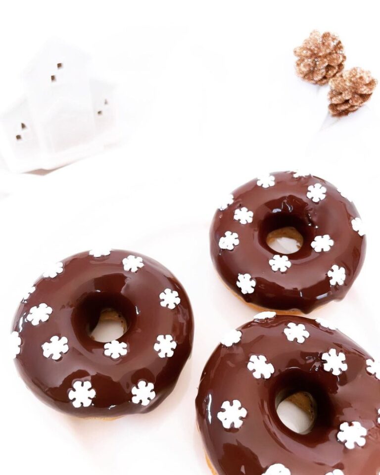 Donuts au chocolat noir et à la banane Donuts au chocolat noir et à la banane