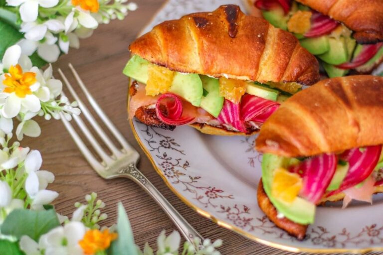 Croissants toastés fromage frais avocat saumon Croissants toastés fromage frais avocat saumon
