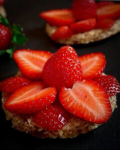 Tartelettes aux fraises et amandes sans cuisson Tartelettes aux fraises et amandes sans cuisson