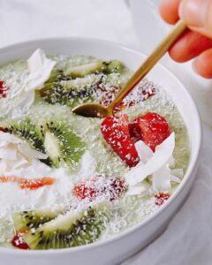 Bol de flocons d&rsquo;avoine et fromage blanc au matcha