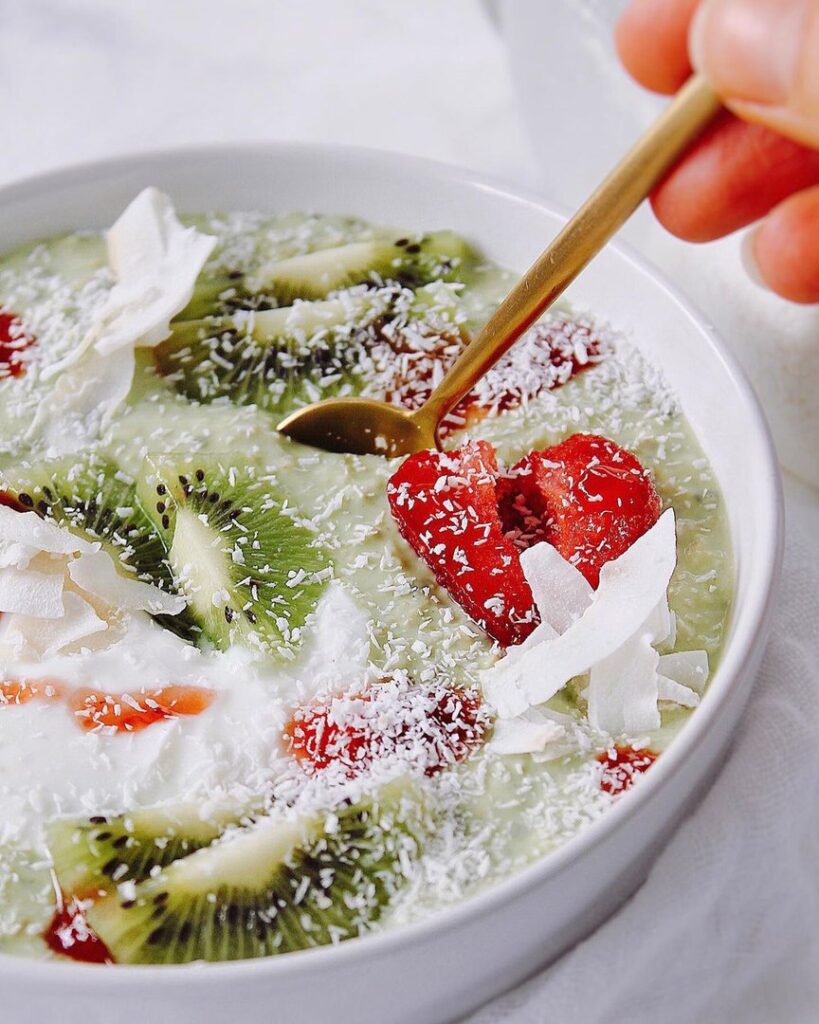 Bol de flocons d&rsquo;avoine et fromage blanc au matcha