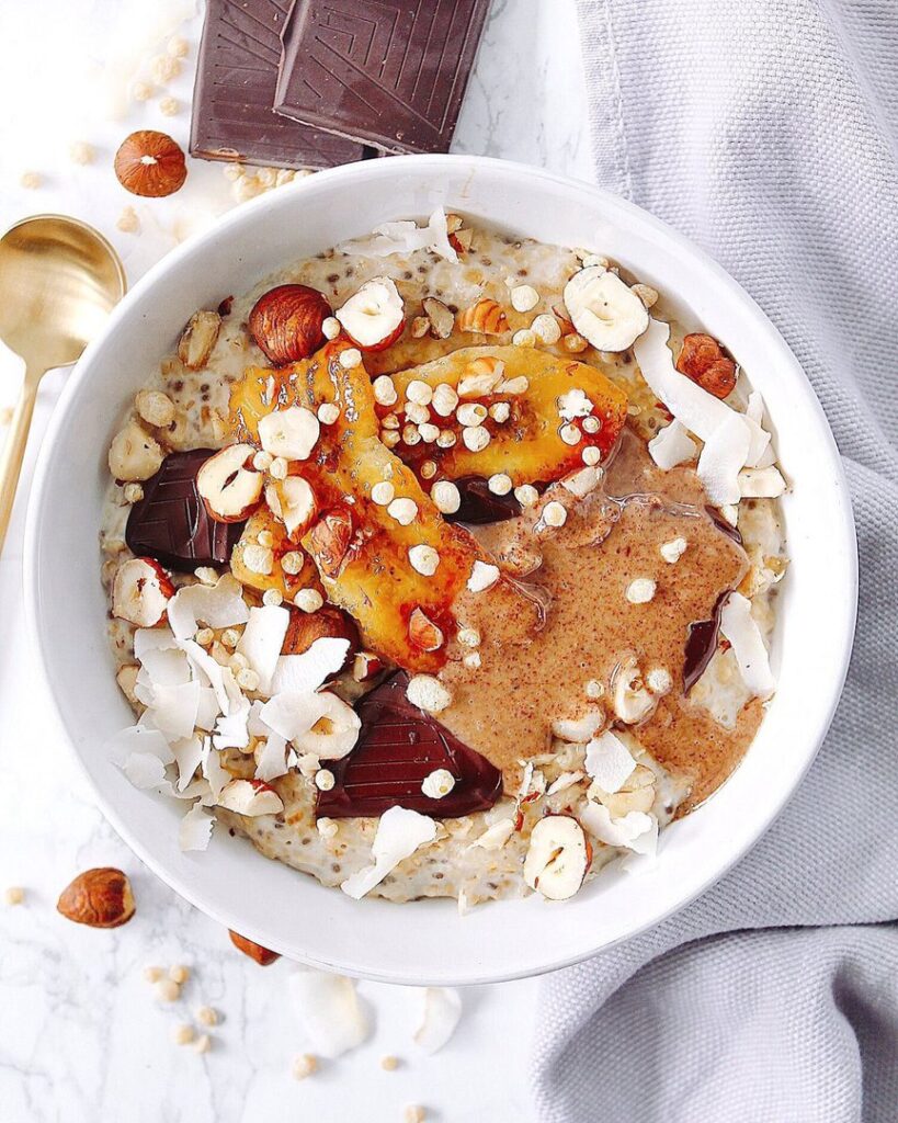 Porridge et banane caramélisée