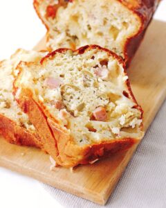 Cake salé au jambon, comté et olives