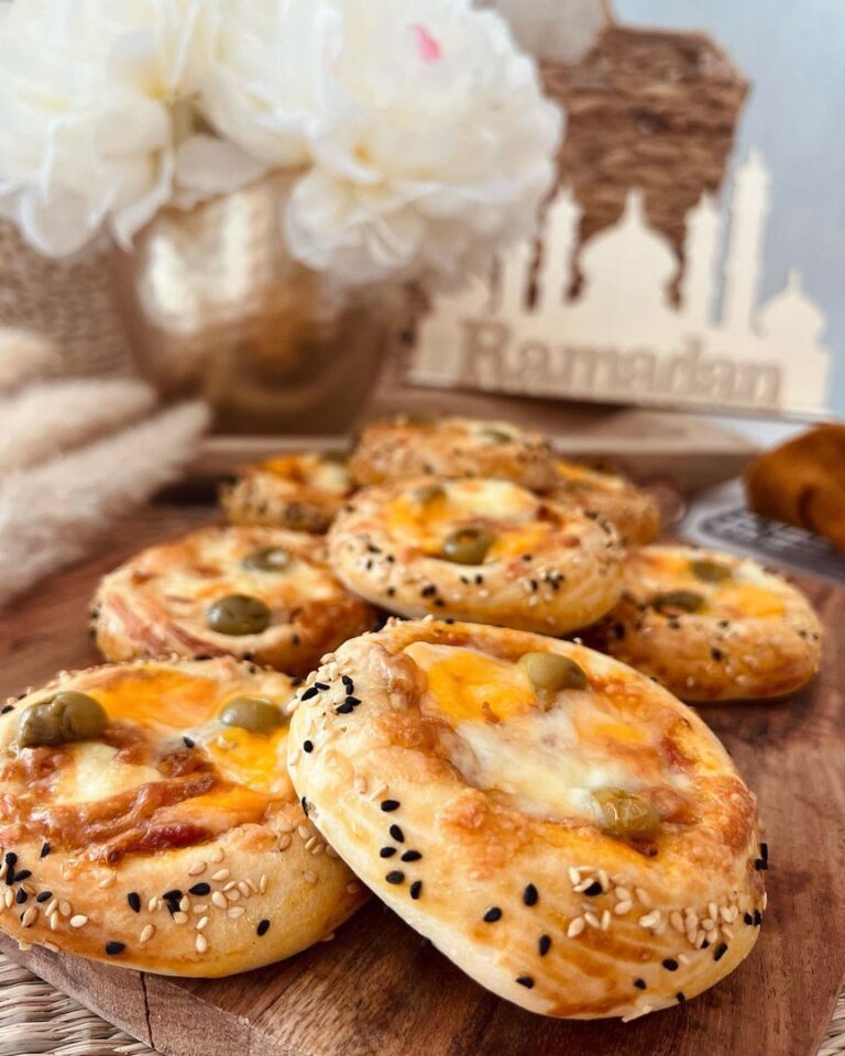 Mini-pizzas à la tomate et au fromage Mini-pizzas à la tomate et au fromage