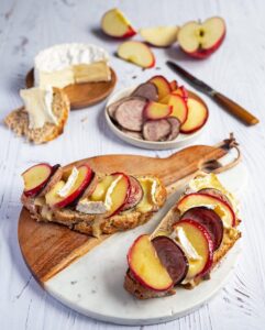 Tartine camembert, pommes et andouille