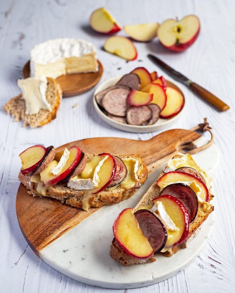 Tartine camembert, pommes et andouille Tartine camembert, pommes et andouille