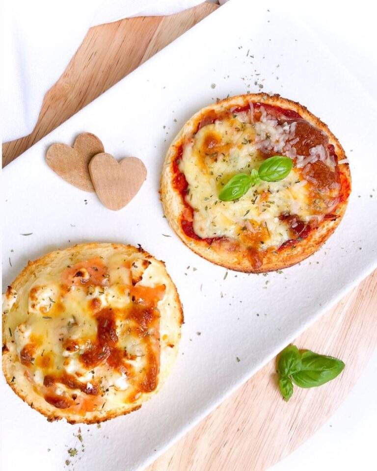 Mini-pizza parmesan mozzarella et saumon Mini-pizza parmesan mozzarella et saumon