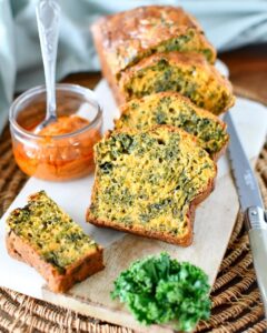 Cake chou kale et pesto rosso