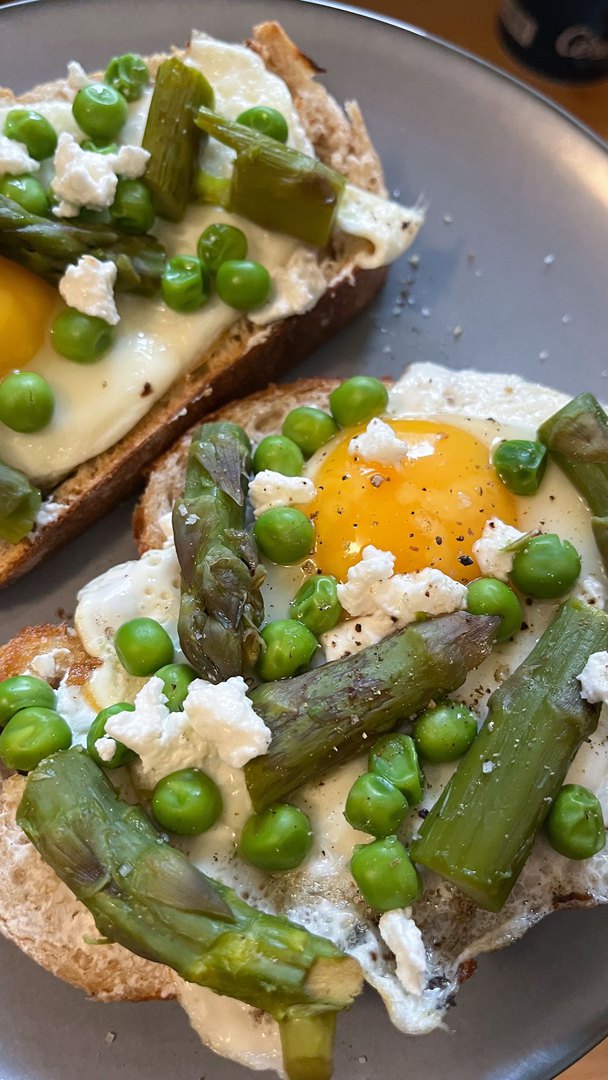 Tartines oeuf chèvre frais – asperges – petit pois Tartines oeuf chèvre frais – asperges – petit pois