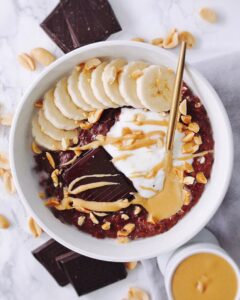 Porridge banane, chocolat et cacahuètes