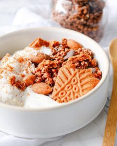 Bol au yaourt à la coco et granola au chocolat Bol au yaourt à la coco et granola au chocolat