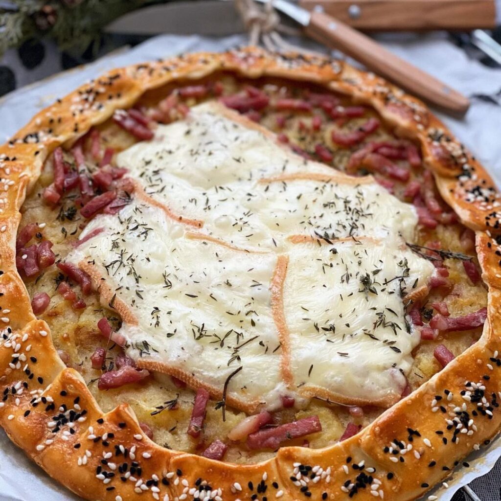 Pizza raclette et jambon fumé
