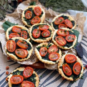 Mini-tartes feuilletées aux épinards et tomates