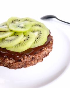 Porridge au four à la banane et au kiwi