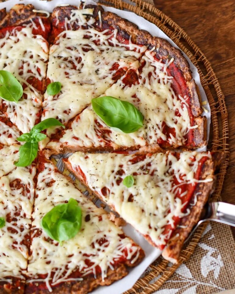 Pizza végétarienne avec une pâte au chou-fleur Pizza végétarienne avec une pâte au chou-fleur