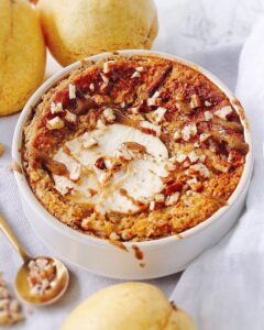 Porridge au four poire et noisettes