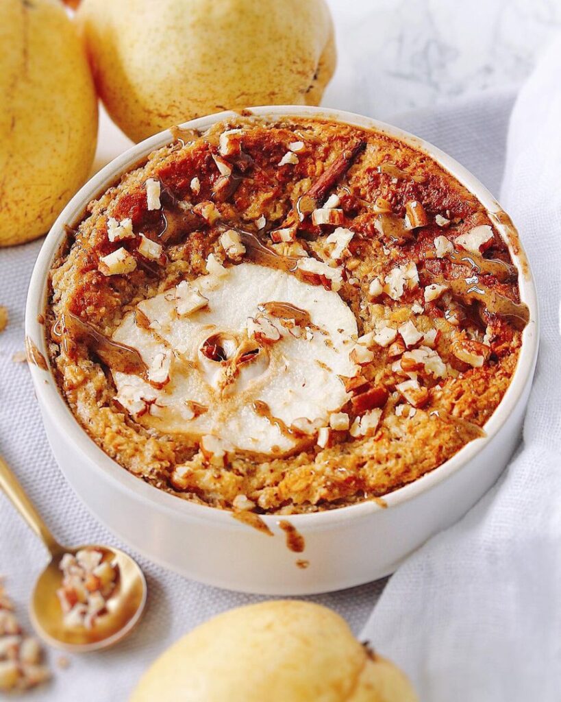 Porridge au four poire et noisettes