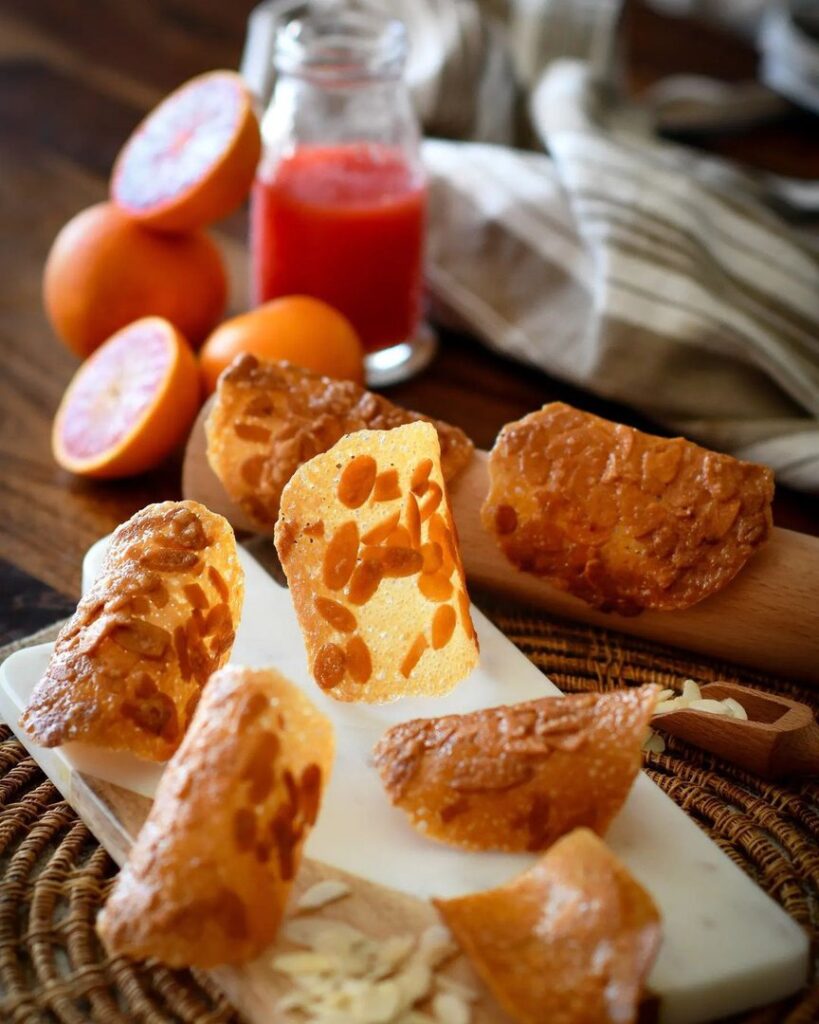 Tuiles aux amandes et jus d&rsquo;orange