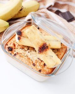 Porridge au four à la banane et aux pépites de chocolat