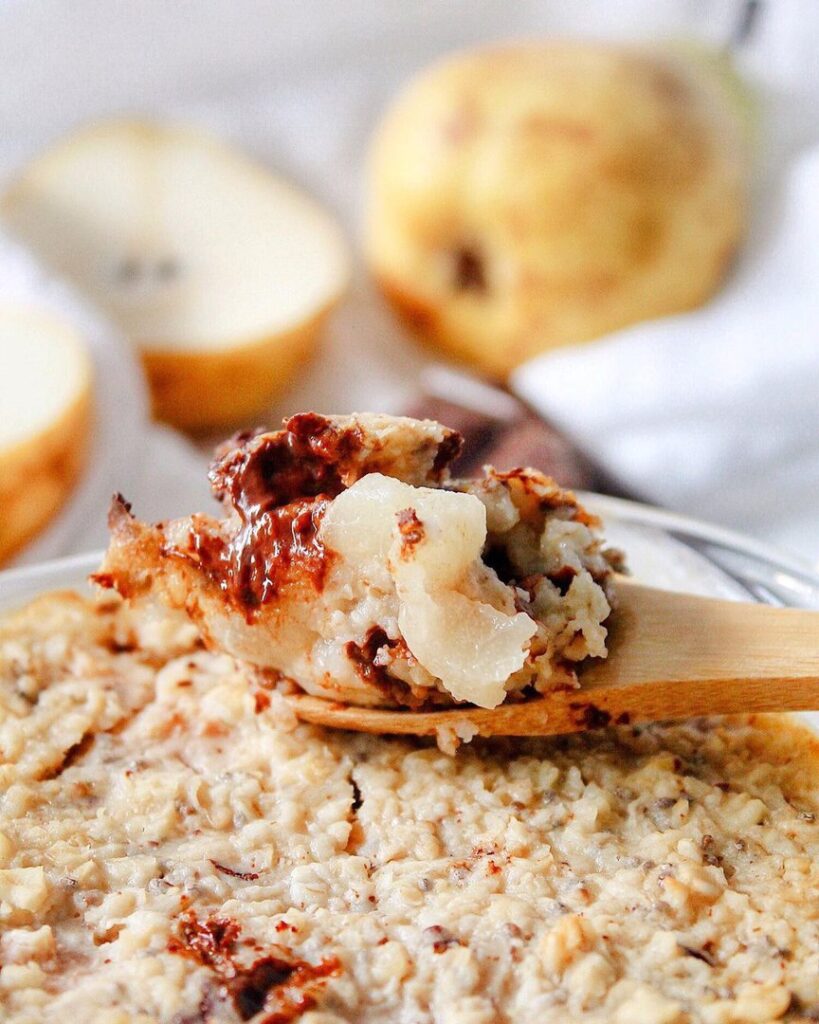 Porridge au four poire et pépites de choco
