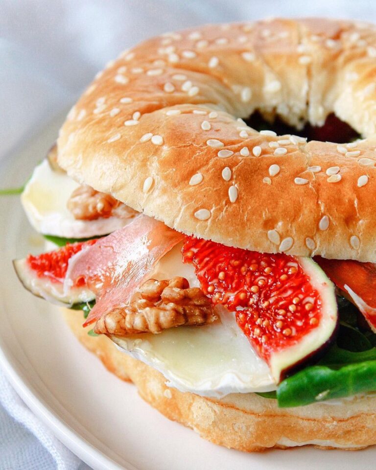 Bagel figue, noix et chèvre Bagel figue, noix et chèvre