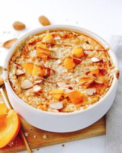 Porridge au four aux abricots et aux amandes