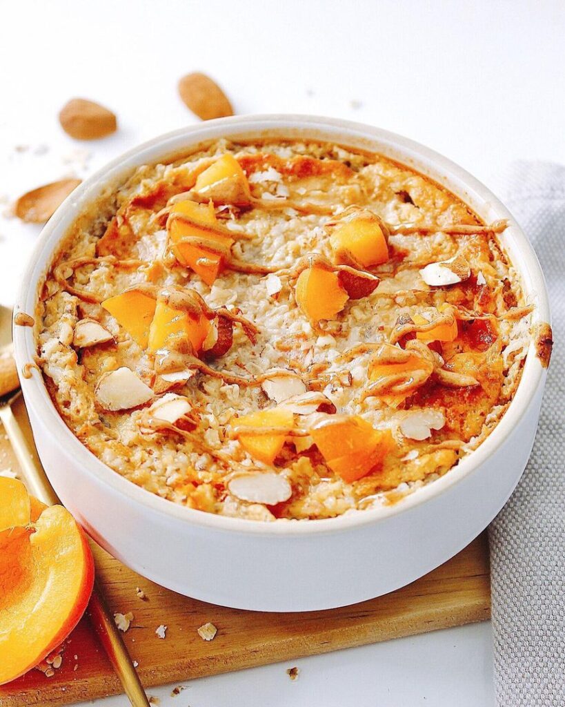 Porridge au four aux abricots et aux amandes
