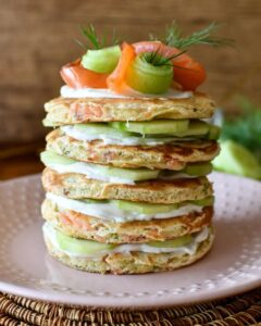 Pancakes au saumon fumé et concombres Pancakes au saumon fumé et concombres