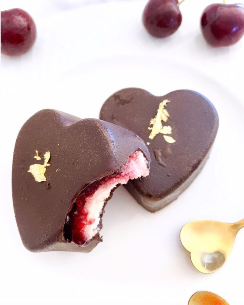 Cœurs en chocolat à la coco et à la confiture de cerises