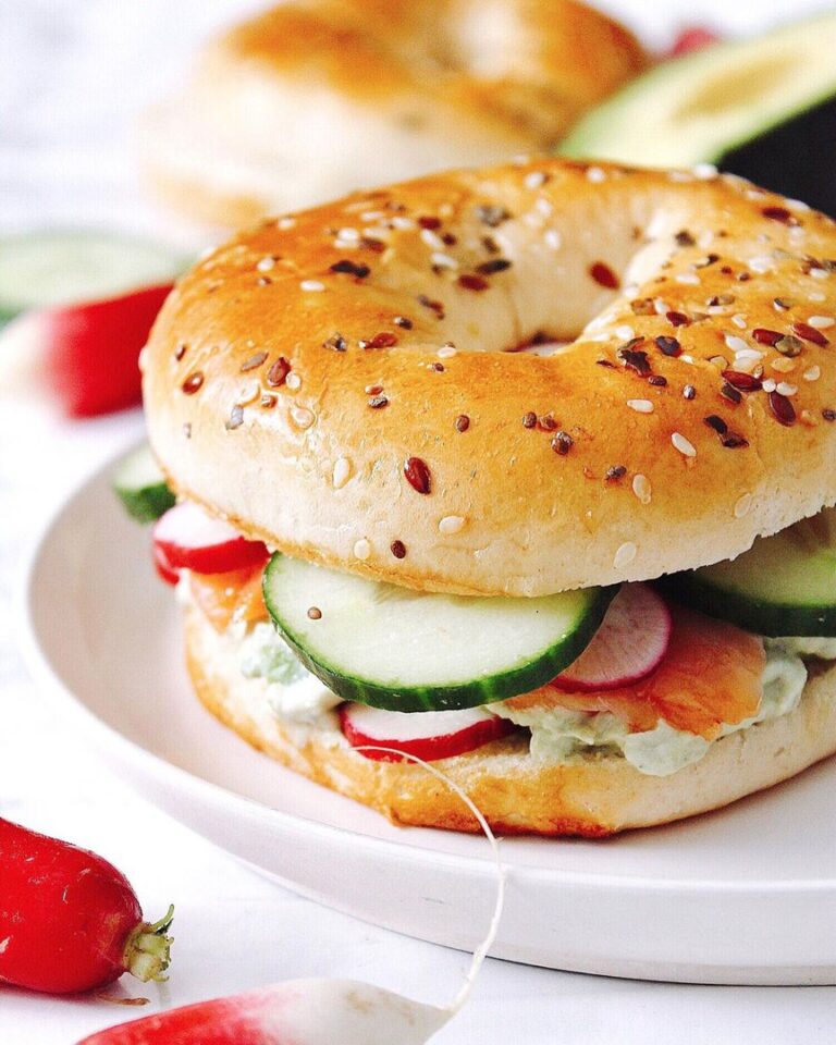 Bagel à la truite fumée et au concombre Bagel à la truite fumée et au concombre